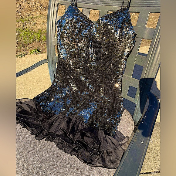 NWT (8 ) French Connection metallic gold sequin mini in sizes 2,4,6,8,10,12 - Picture 9 of 17
